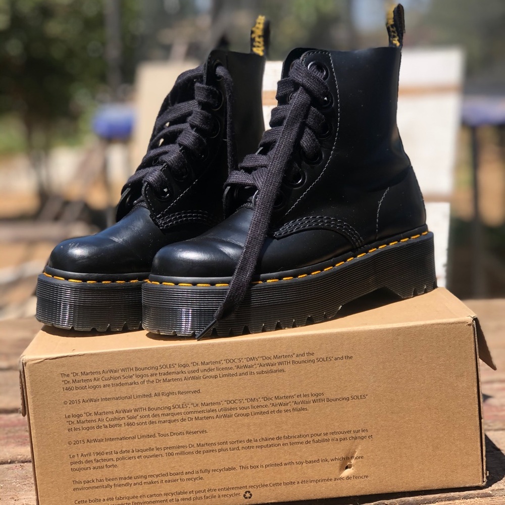🖤Dr martens Molly Buttero Leather Platforms🖤